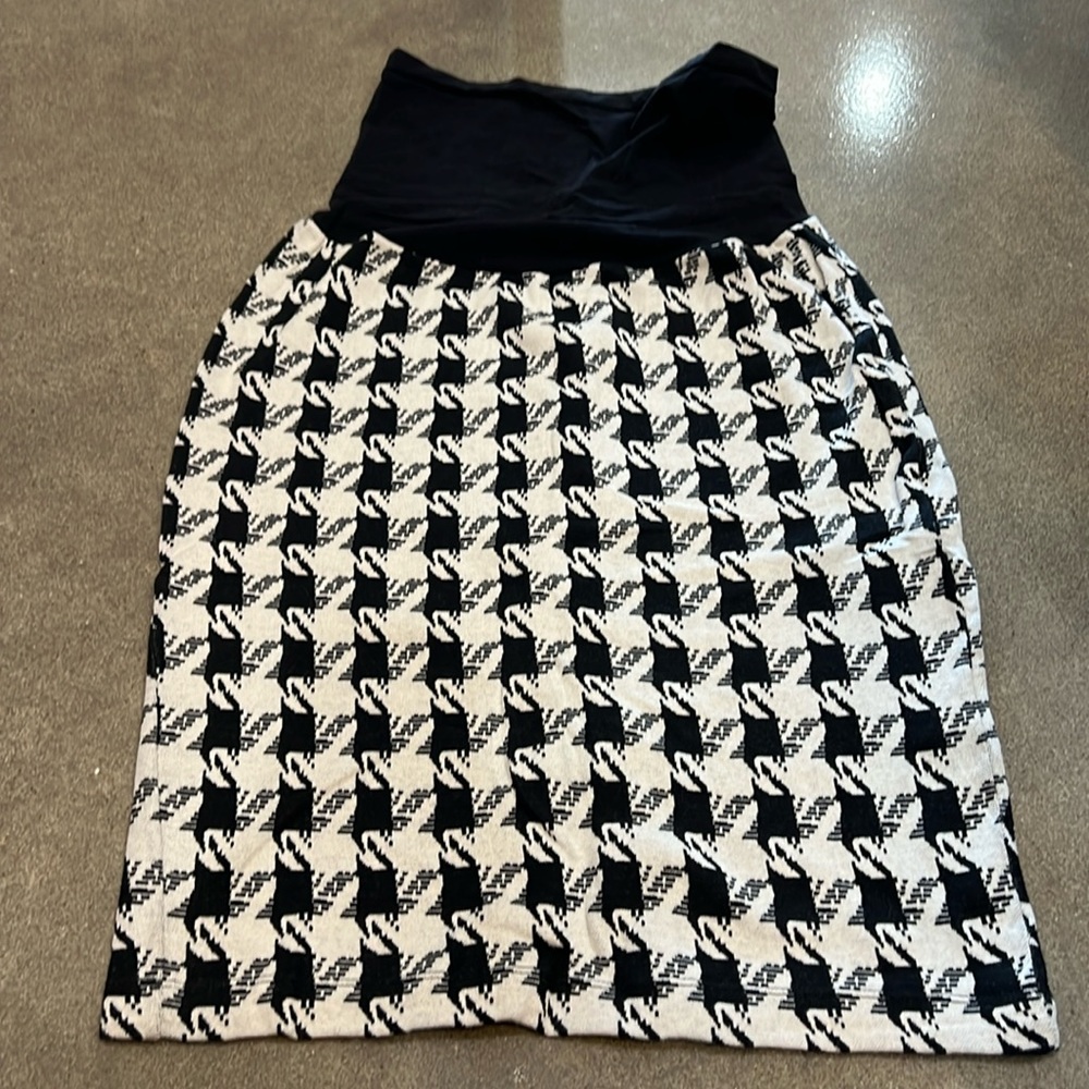 A Pea in the Pod Black Houndstooth maternity skirt.